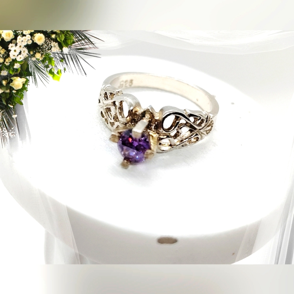 VINTAGE AMETHYST GEMSTONE SET IN HEART-SHAPED 925 SILVER BAND